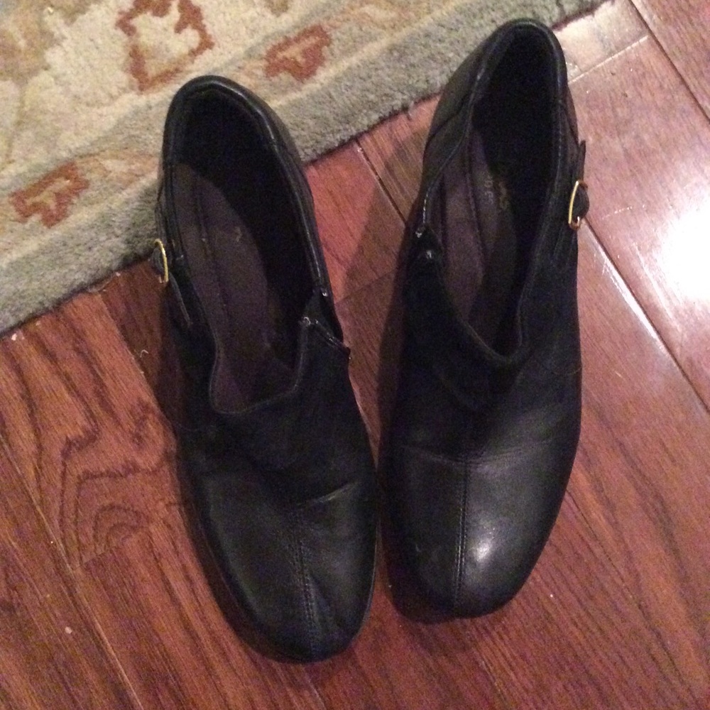 Clark size 9 1/2 bootie heels black